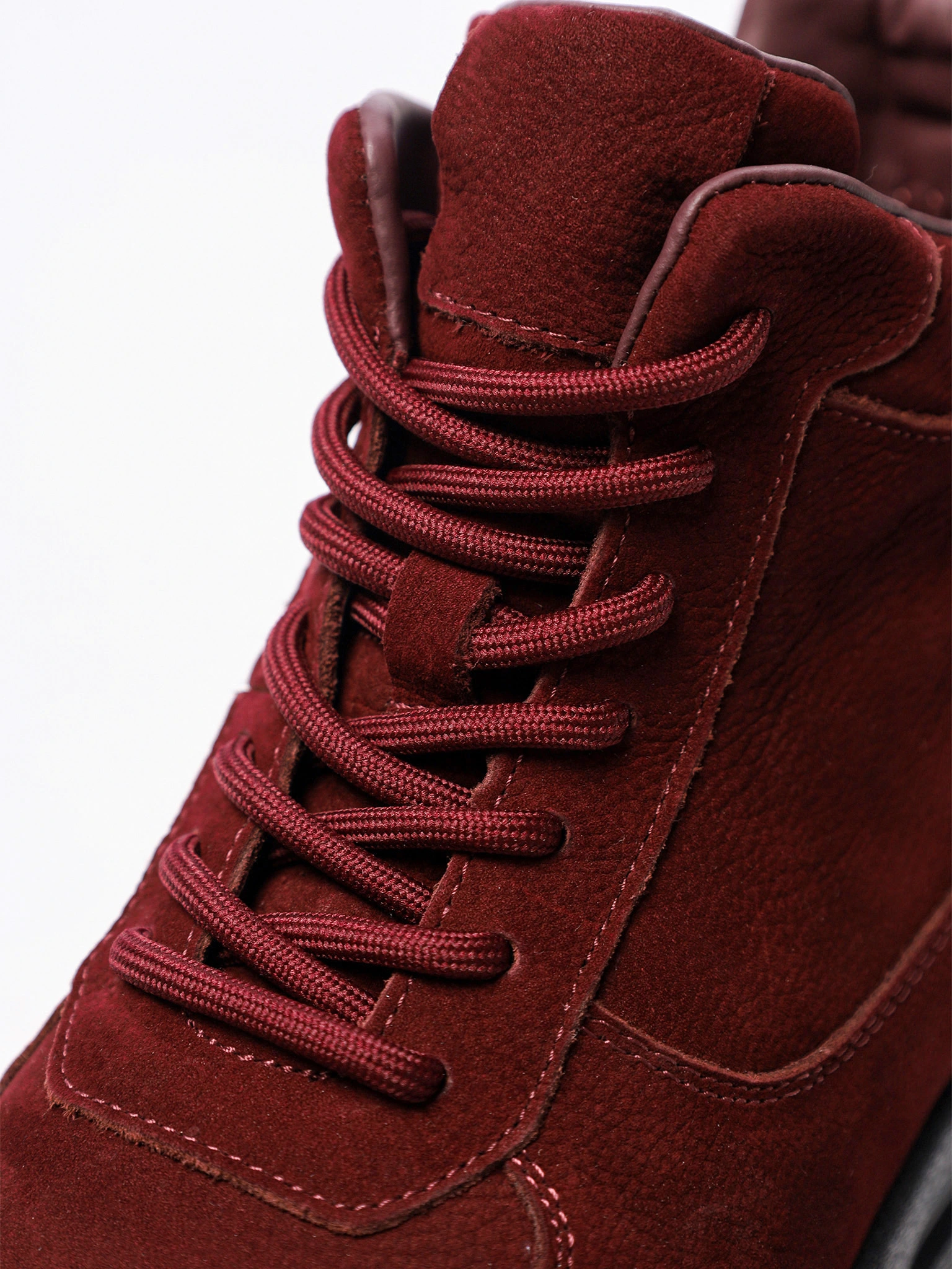 Кроссовки бордового цвета на рельефной подошве